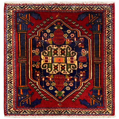 Tapete Poshti, quadrado, 66x62 cm, padrão vermelho com bordas decorativas azuis e amarelas.