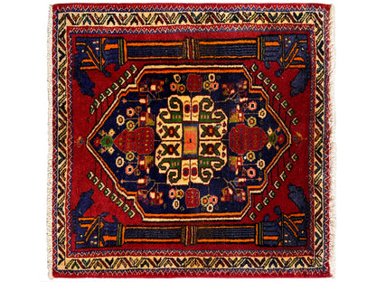 Tapete Poshti 66x62 cm com medalhão central vermelho e ornamento de canto azul.