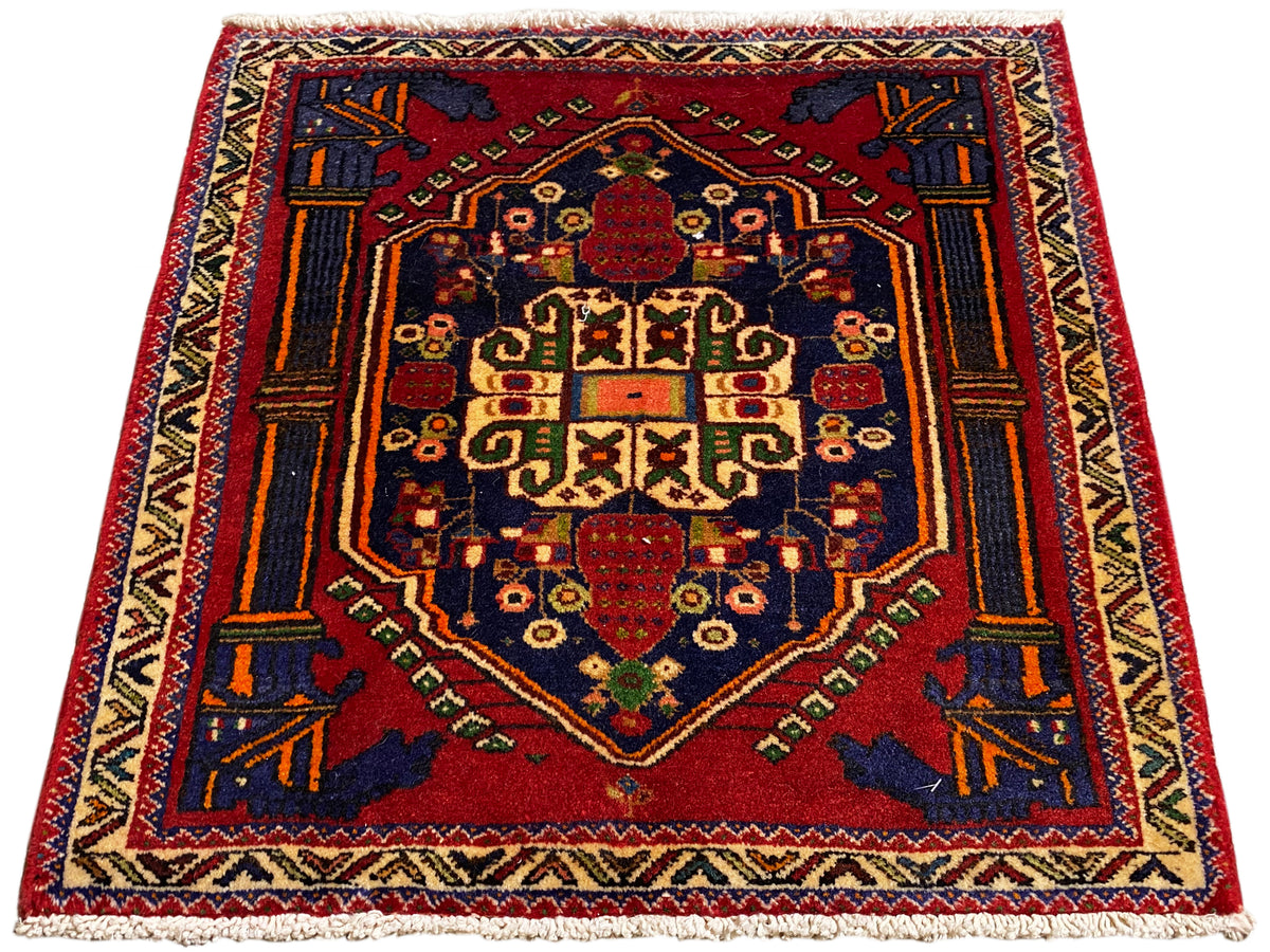 Tapete Poshti 66x62 cm estendido: medalhão central vermelho com ornamentos geométricos.