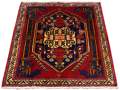 Tapete Poshti 66x62 cm estendido: medalhão central vermelho com ornamentos geométricos.