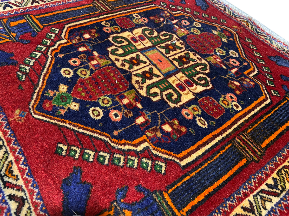 Tapete Poshti 66x62 cm Detalhe: motivo central vermelho, campo azul e linhas decorativas coloridas.