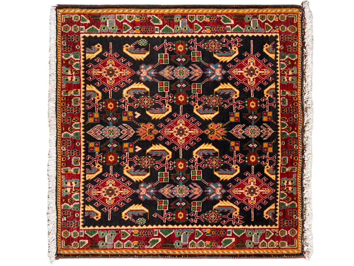 Tapete com padrão ornamental quadrado, preto como base, tons de vermelho, amarelo e verde