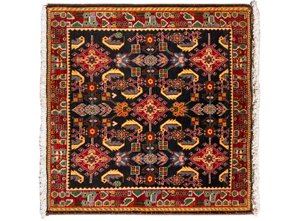 Tapete com padrão ornamental quadrado, preto como base, tons de vermelho, amarelo e verde