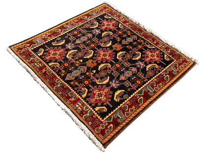 Tapete com ornamento central decorativo, preto, tons de vermelho e amarelo, detalhes verdes