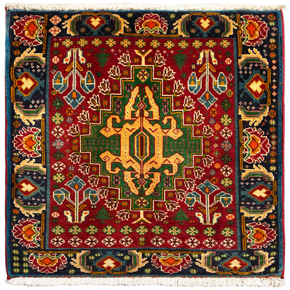 Tapete retangular (67x66 cm) com medalhão central vermelho, ornamentos multicoloridos e uma borda