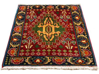 Tapete retangular (67x66 cm) com campo vermelho, medalhão central e bordaduras multicoloridas