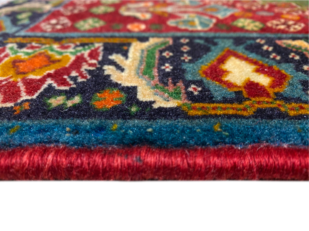 Borda do tapete em detalhe: padrão ornamental multicolorido e pelo denso com acabamento em franjas