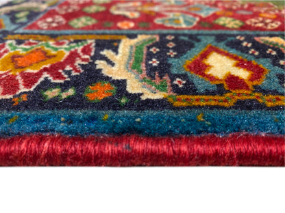 Borda do tapete em detalhe: padrão ornamental multicolorido e pelo denso com acabamento em franjas