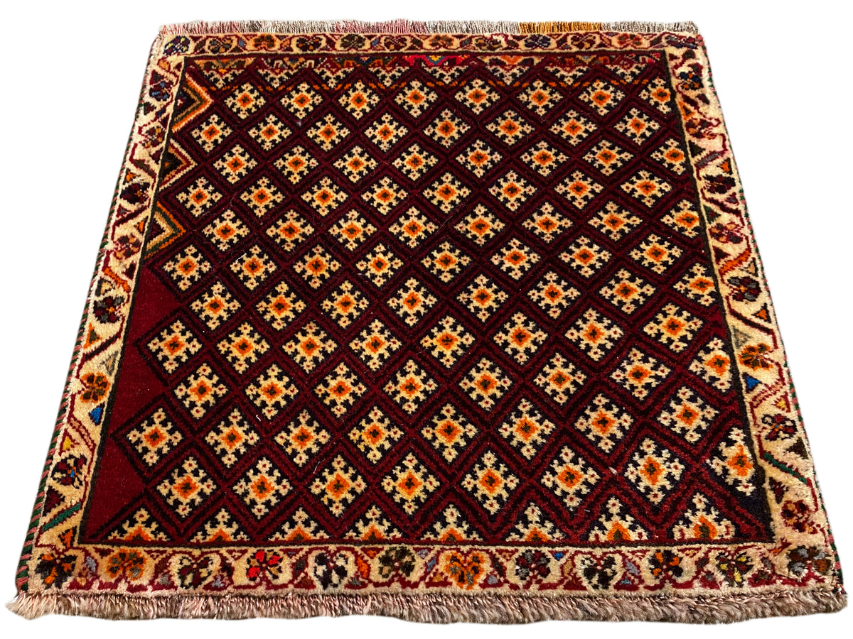 Tapete Poshti 61x59 cm: tapete vermelho-escuro com padrão de losangos e franja envolvente