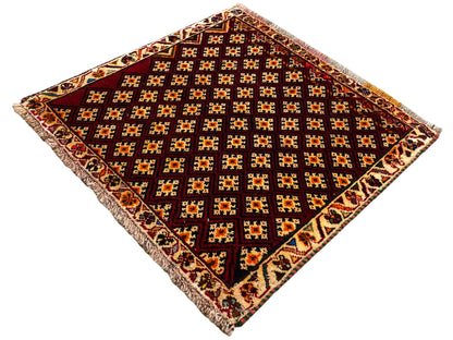 Tapete Poshti 61x59 cm: tapete vermelho-escuro com padrão de losangos, franjas em todos os lados