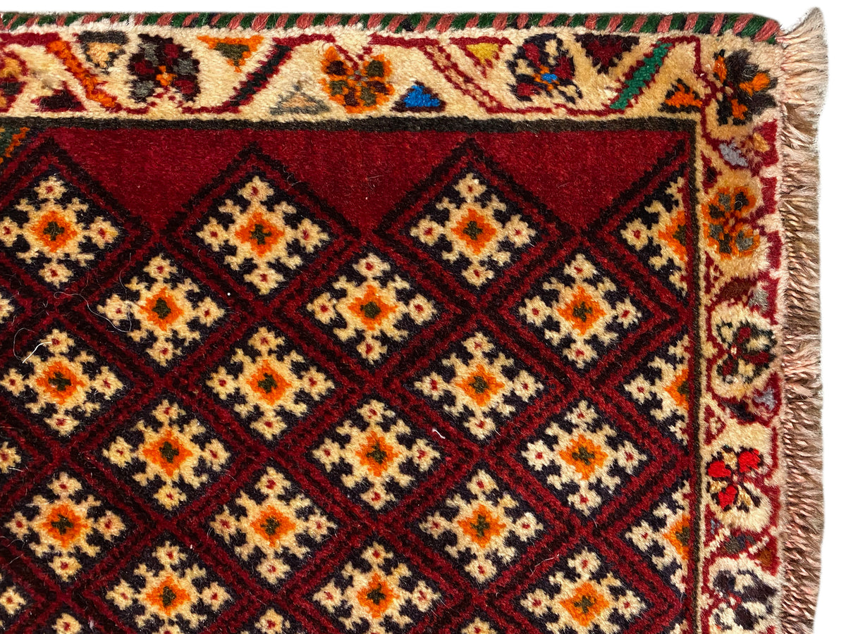 Tapete Poshti 61x59 cm: detalhe na borda com franjas e ornamentos geométricos