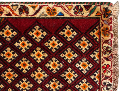 Tapete Poshti 61x59 cm: detalhe na borda com franjas e ornamentos geométricos