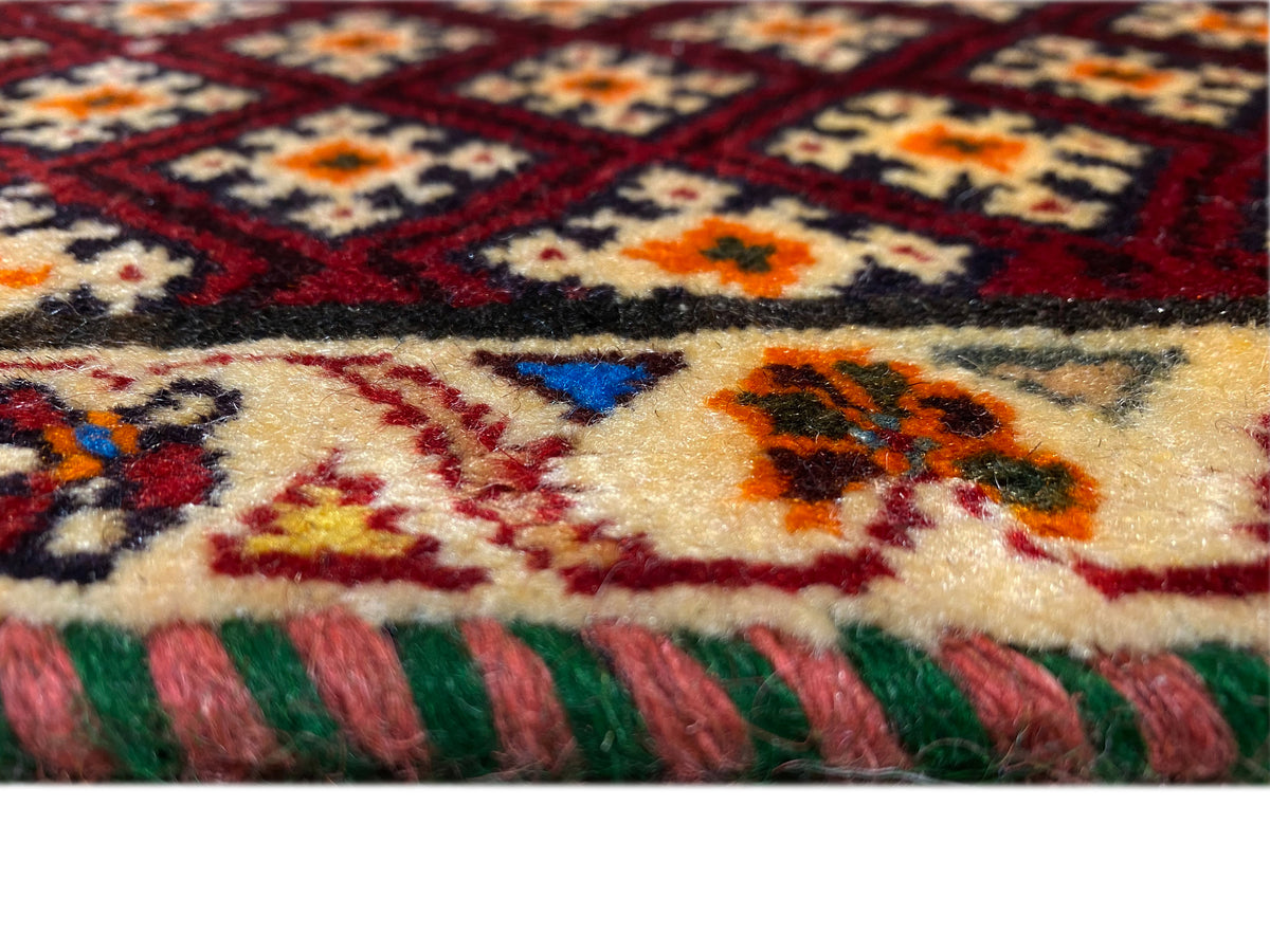 Tapete Poshti 61x59 cm: detalhe da estrutura do pelo e da borda multicolorida, com franjas