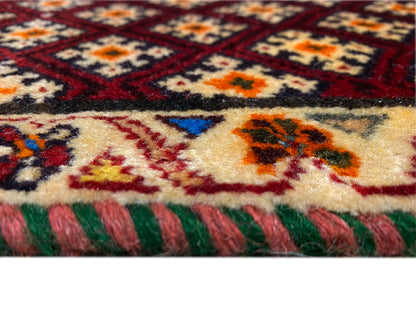 Tapete Poshti 61x59 cm: detalhe da estrutura do pelo e da borda multicolorida, com franjas