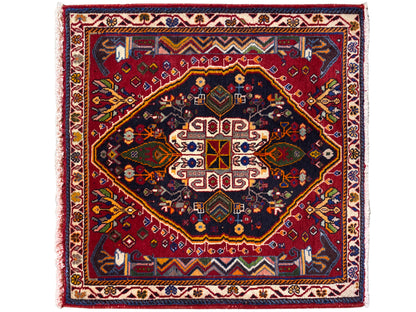 Tapete Poshti (67×67 cm) com composição de medalhões múltiplos, azul-escuro e vermelho