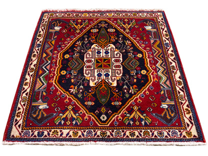 Tapete Poshti (67×67 cm) em perspetiva oblíqua: cercadura, centro vermelho, azul escuro