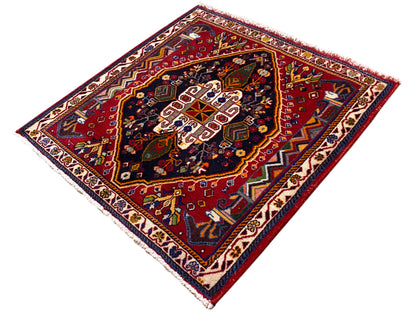 Tapete Poshti (67×67 cm) na diagonal: bordadura castanho-avermelhada, campo azul com ornamentos