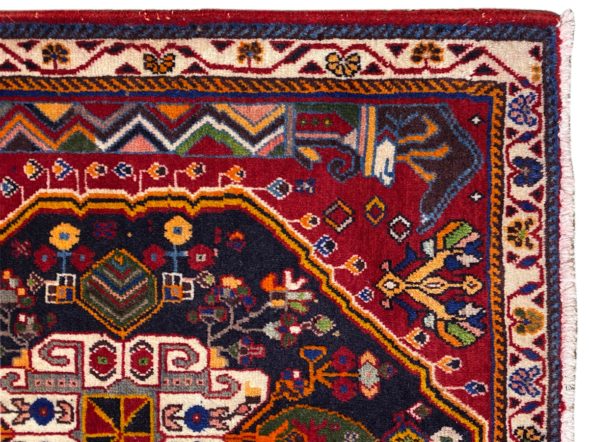 Tapete Poshti: grande plano da borda com ornamentos em ziguezague e florais