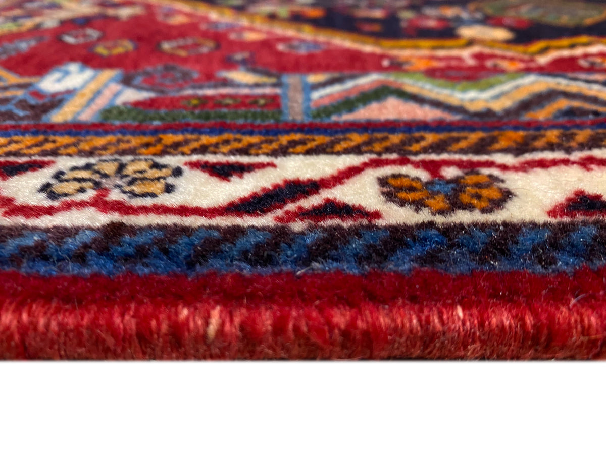 Tapete Poshti: costura das franjas e ourela com gradiente de azul para vermelho