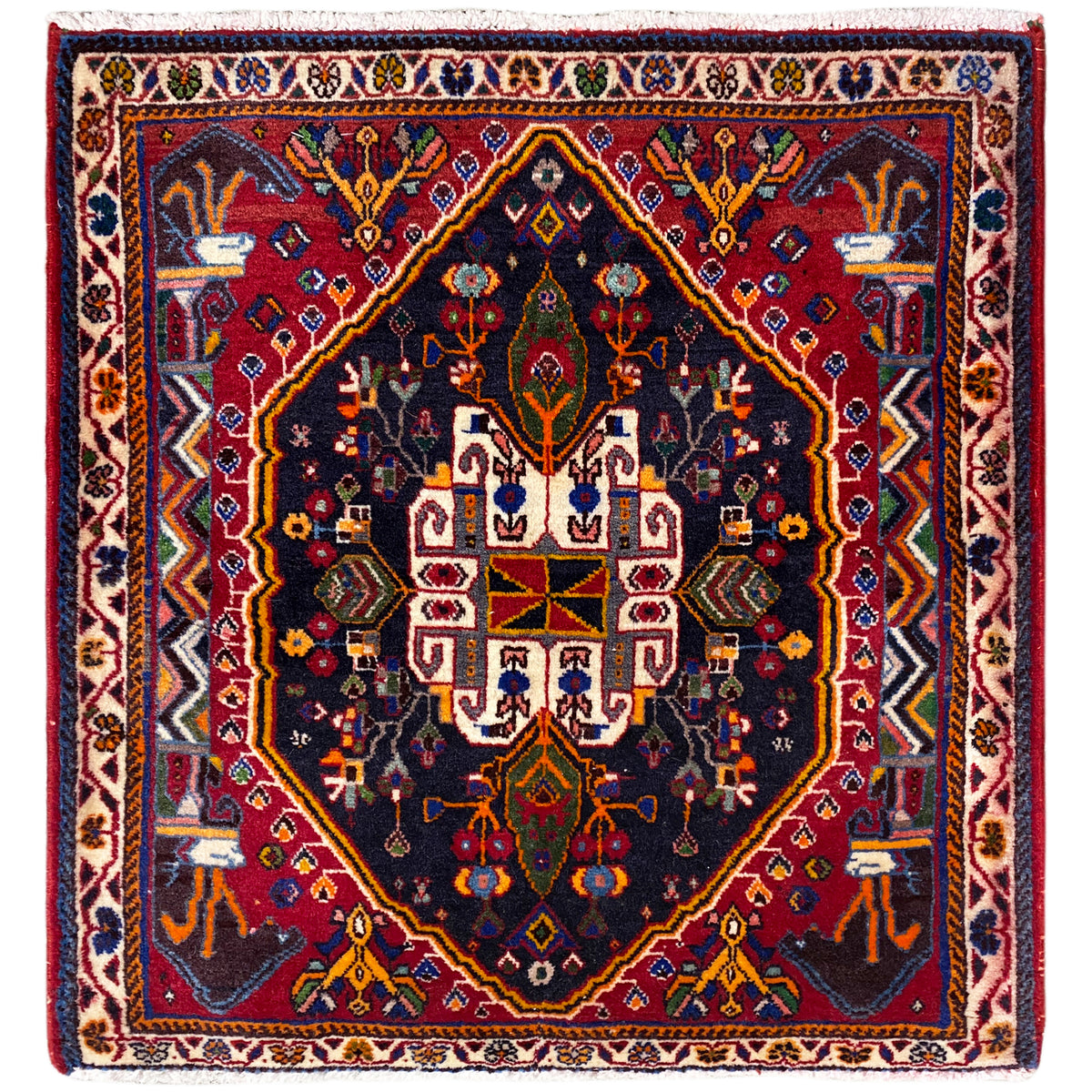 Tapete quadrado com fundo azul-escuro, moldura vermelha e padrão ornamental, 70x67 cm