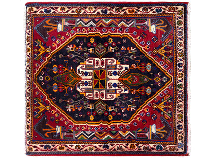 Tapete quadrado com fundo azul-escuro, moldura vermelha e ornamento centrado, 70x67 cm