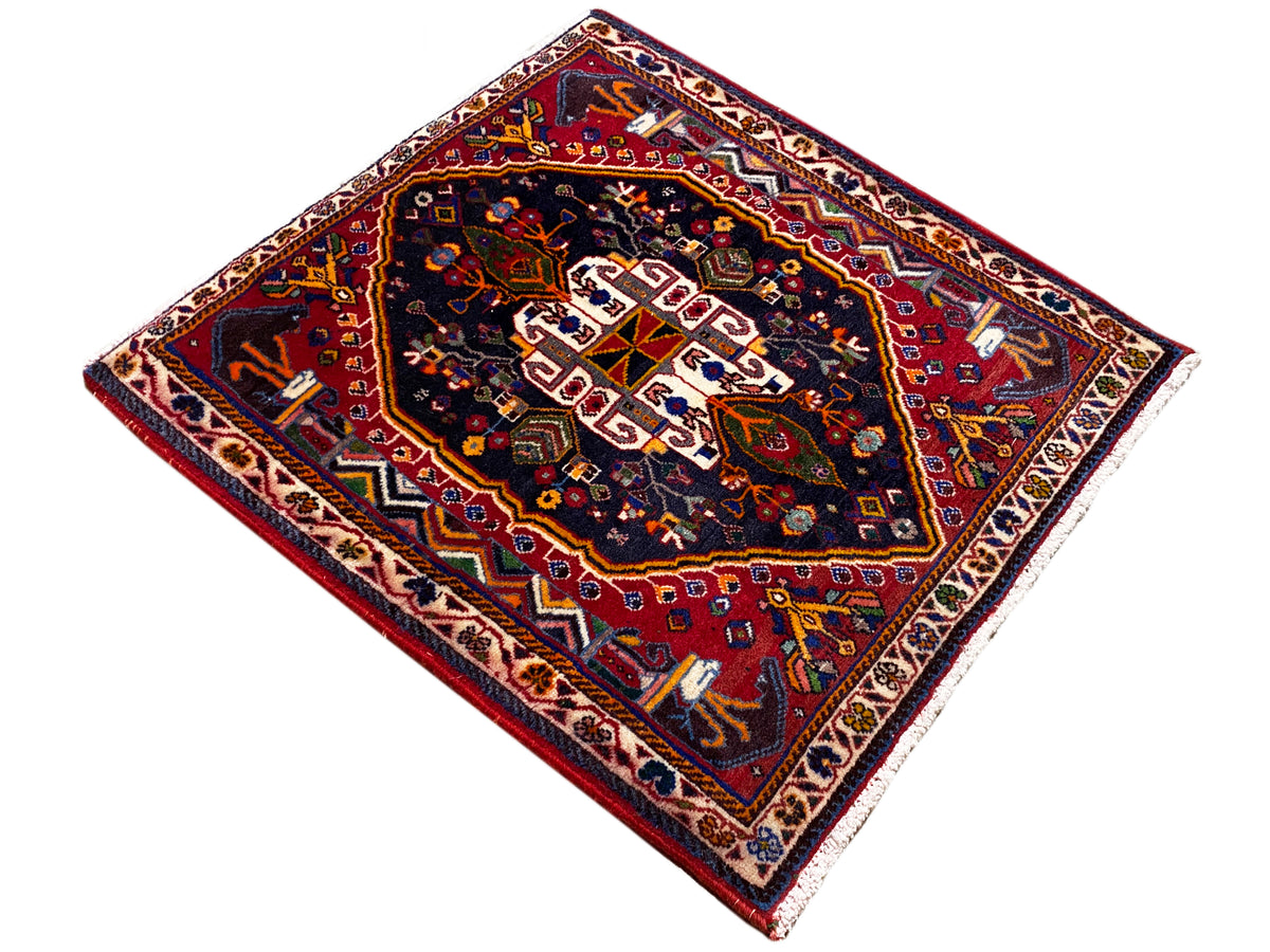 Tapete quadrado de 70x67 cm: medalhão escuro com moldura vermelha e borda ornamental