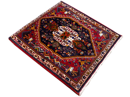 Tapete quadrado de 70x67 cm: medalhão escuro com moldura vermelha e borda ornamental