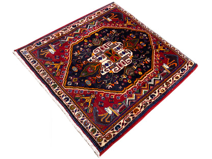 Tapete 70x67 cm: padrão ornamental escuro no centro, paleta de cores vermelha e azul, borda decorativa