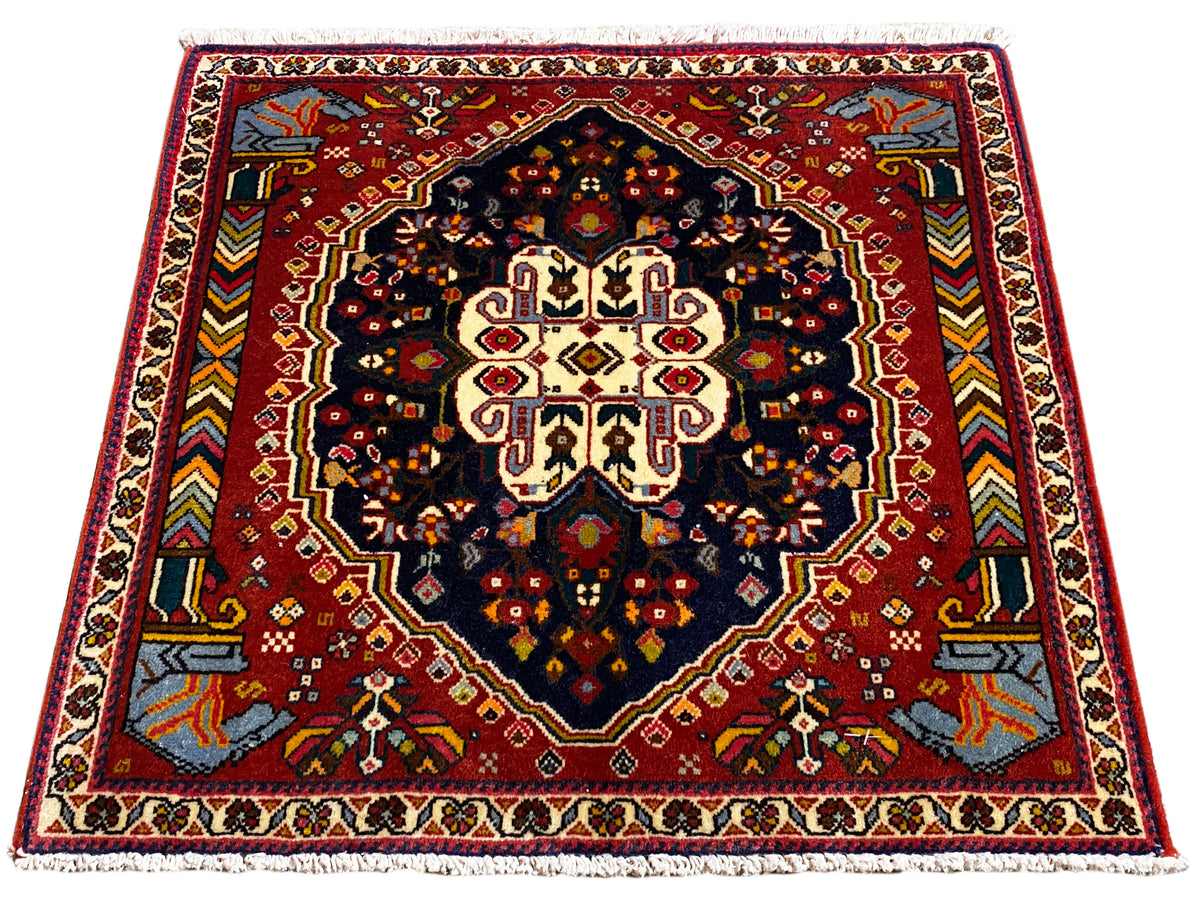 Tapete Poshti 65x61 cm, foto rodada: design de bordadura vermelho com medalhão escuro