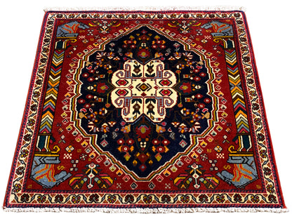 Tapete Poshti 65x61 cm, foto rodada: design de bordadura vermelho com medalhão escuro