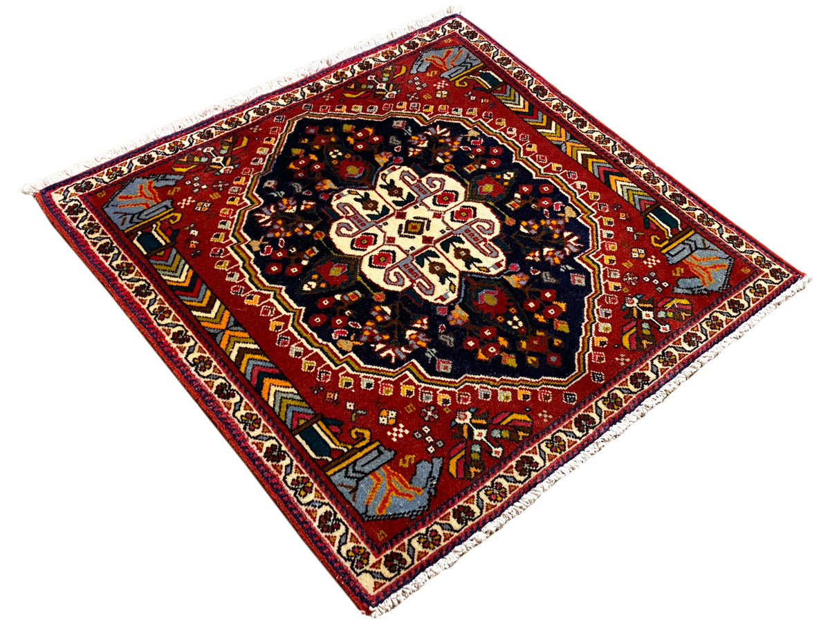 Tapete Poshti 65x61 cm, vista diagonal: fundo vermelho com centro azul-escuro