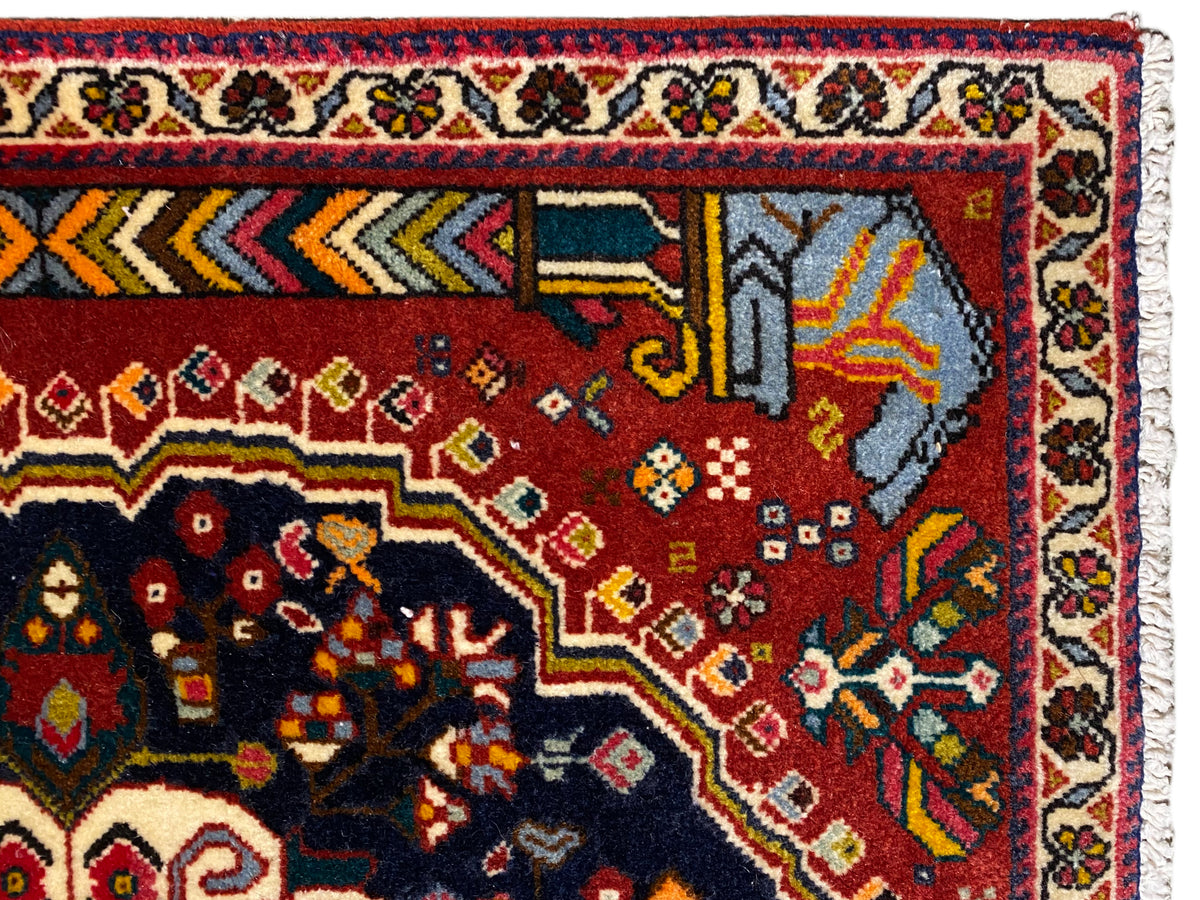 Tapete Poshti 65x61 cm Detalhe da borda: campo vermelho com motivo cinzento-turquesa e orla branca