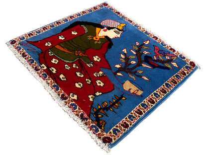 Tapete Poshti 65x63 cm em perspetiva oblíqua, figura, vestes vermelhas e ornamentos azuis