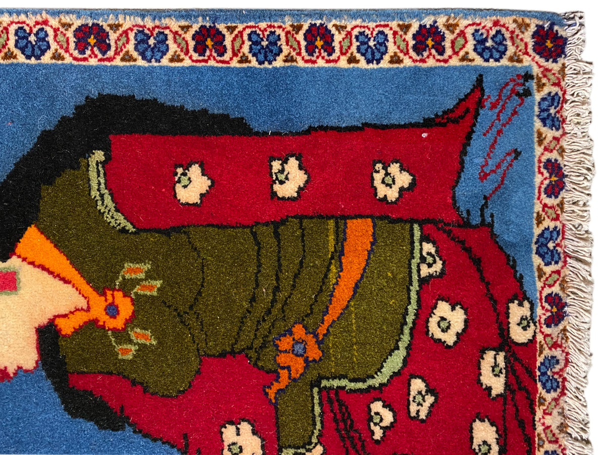 Tapete Poshti 65x63 cm em grande plano: figura com vestes verdes, campo vermelho e rebordo com franjas