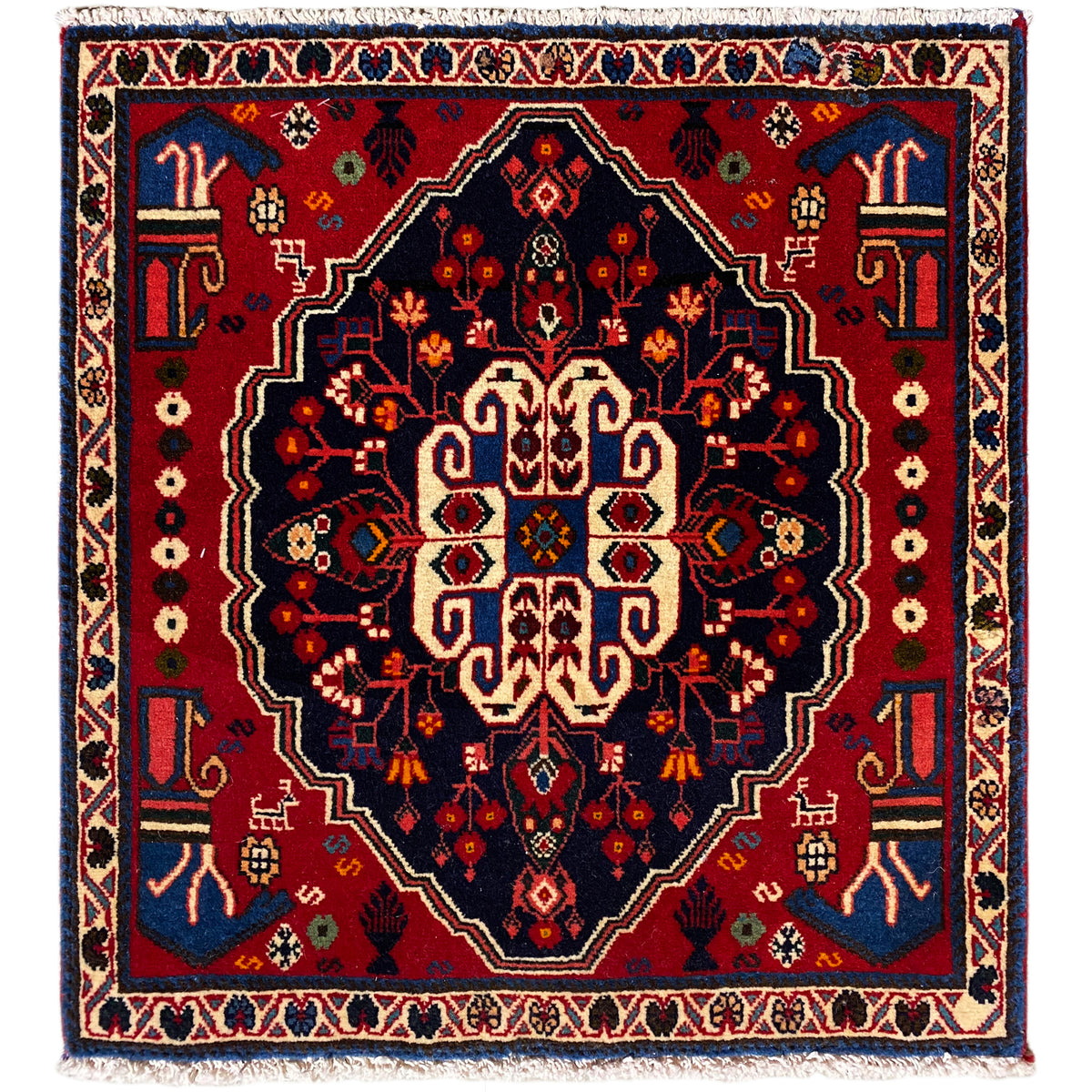 Tapete quadrado com padrão ornamental vermelho, azul e bege, 68x64 cm