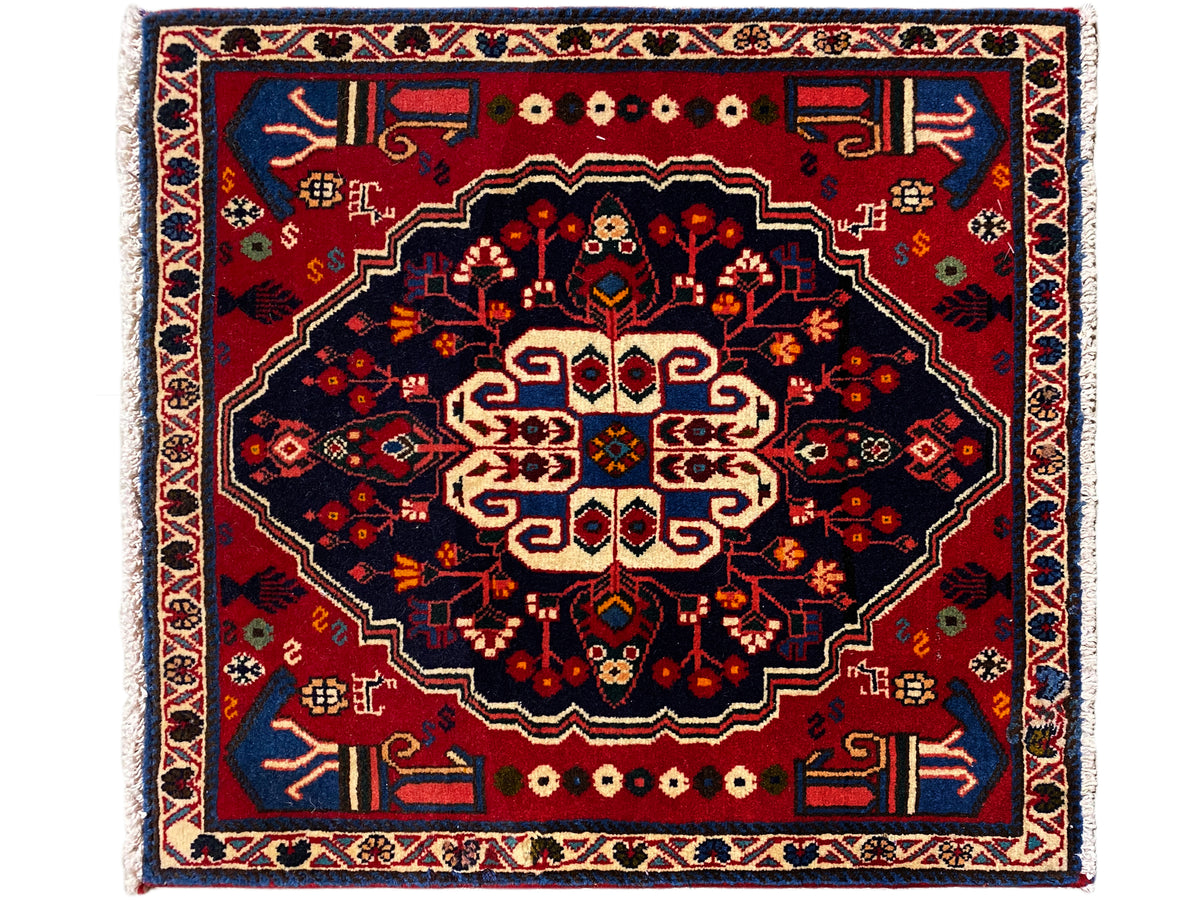 Tapete em vermelho e azul-escuro com grande ornamento central, quadrado, 68x64 cm