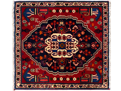 Tapete em vermelho e azul-escuro com grande ornamento central, quadrado, 68x64 cm