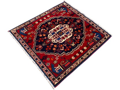 Tapete quadrado com centro vermelho, contorno azul e uma fina faixa ornamental