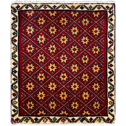 Tapete quadrado com fundo vermelho e padrão geométrico de estrelas multicoloridas