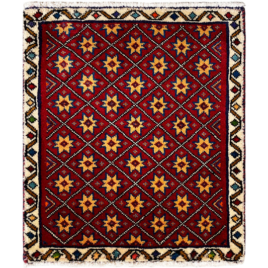 Tapete quadrado com fundo vermelho e padrão geométrico de estrelas multicoloridas