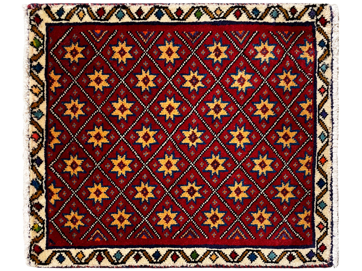 Tapete quadrado com motivo vermelho e padrão geométrico multicolorido de estrelas em mosaico