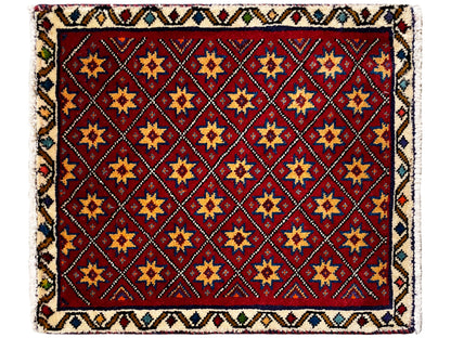 Tapete quadrado com motivo vermelho e padrão geométrico multicolorido de estrelas em mosaico