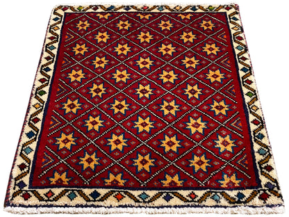Tapete quadrado com fundo vermelho e estrelas douradas, azuis e pretas
