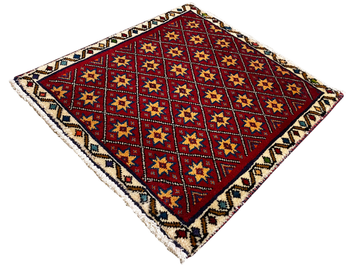 Tapete quadrado na diagonal, com fundo vermelho e quadrados de estrelas multicoloridos