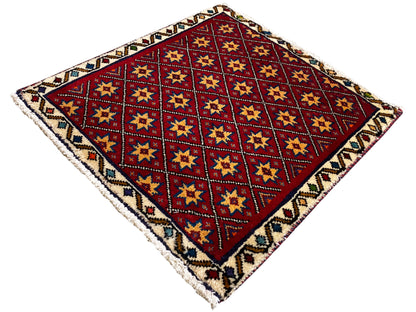 Tapete quadrado na diagonal, com fundo vermelho e quadrados de estrelas multicoloridos
