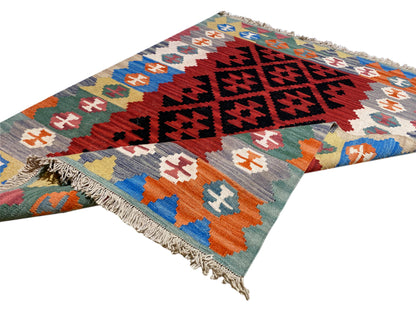 Kelim Teppich aus Naturfaser mit bunter Bordüre in Blau, Grün und Ocker