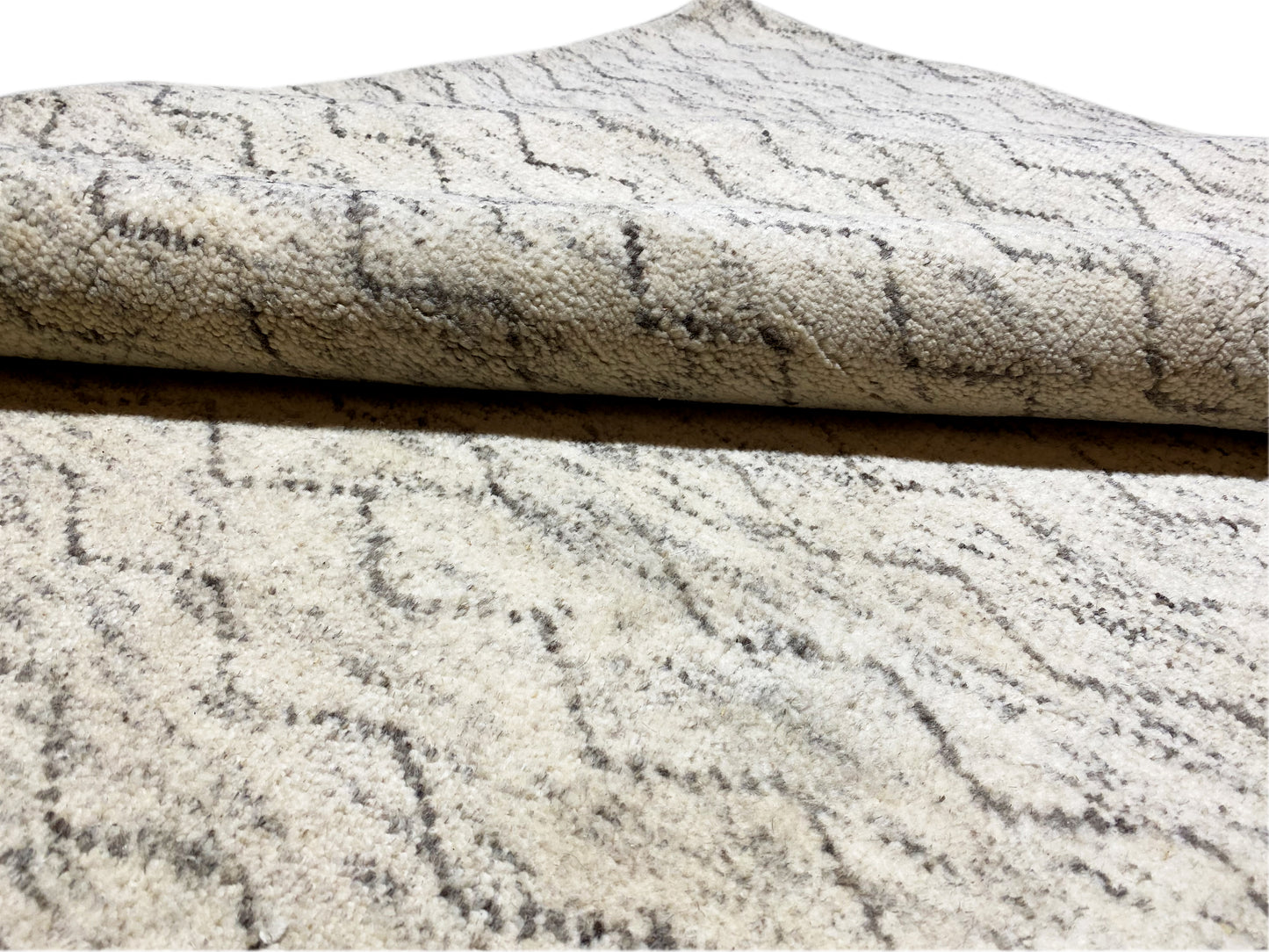 Handgemachter Berber Wollteppich mit feinem Linienmuster