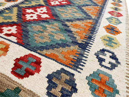 Orientalischer Kelim Teppich in Grün mit traditionellen Symbolen