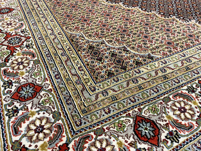 Klassischer Wohnzimmertippich Indo Tabriz handgeknüpft in Braun und Beige 348x253 cm
